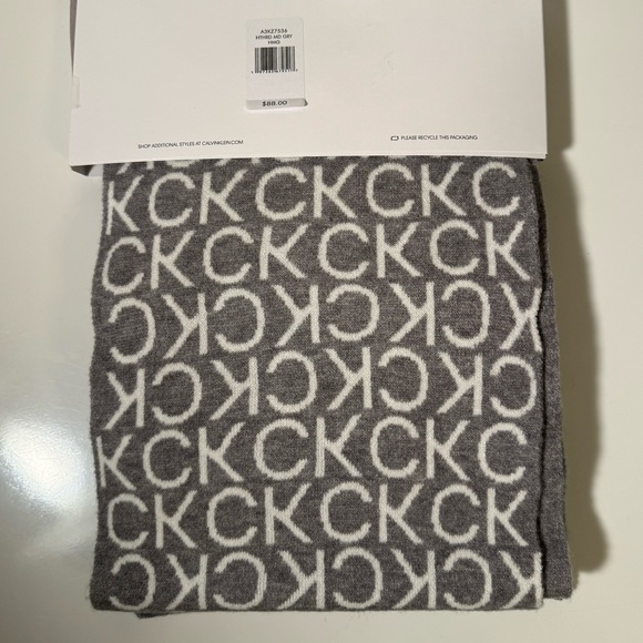 Calvin Klein - NWT - 2 Piece Set - Hat and Scarf - Picture 3 of 4